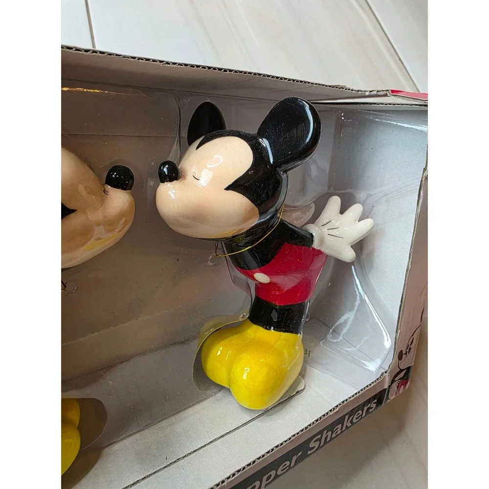 Disney Mickey and Minnie Mouse Kissing Ceramic Salt and‎ Pepper Shakers Set F1